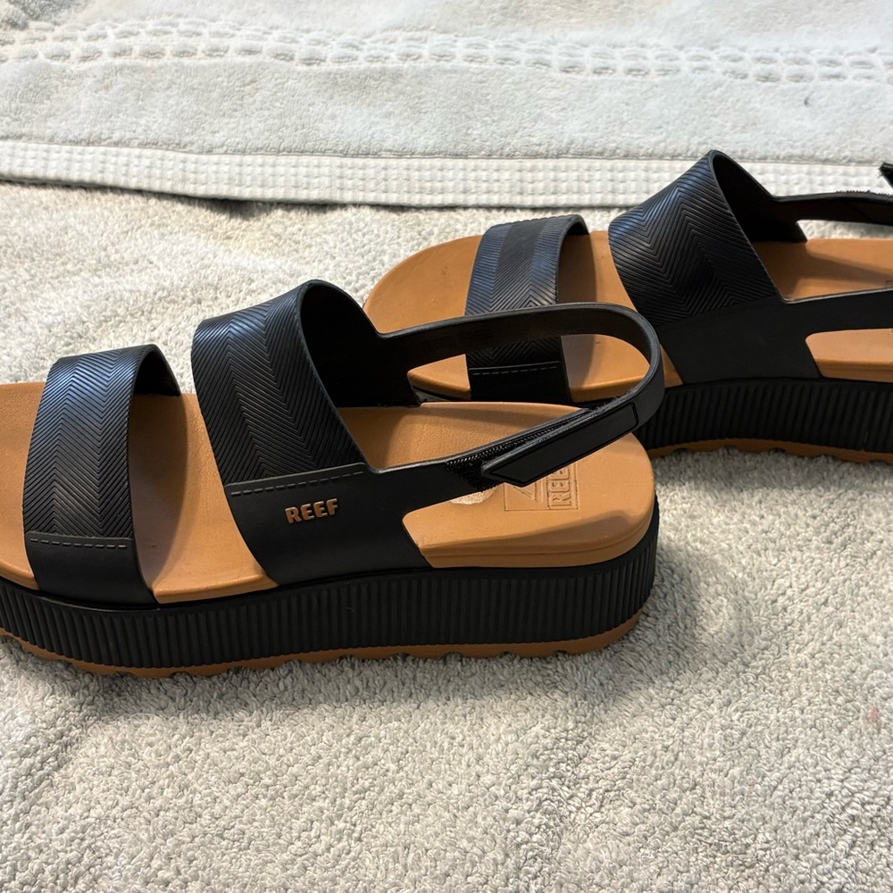 Reef Women's Black and Tan Sandals